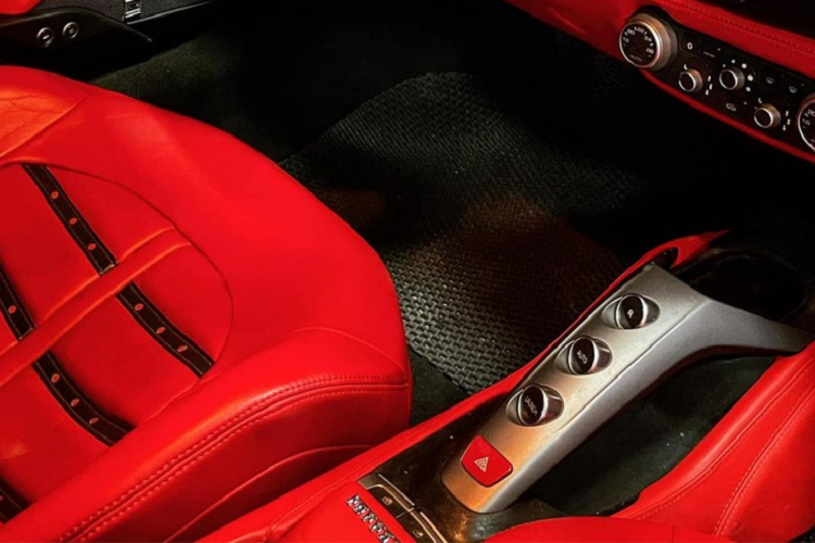 Siêu xe Ferrari 488 GTB mới được Tuấn Hưng bán lại sử dụng động cơ V8, tăng áp kép, dung tích 3,9 lít, sản sinh công suất tối đa 661 mã lực và mô-men xoắn cực đại 760 Nm.