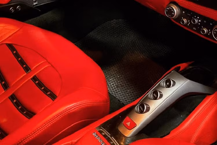 Siêu xe Ferrari 488 GTB mới được Tuấn Hưng bán lại sử dụng động cơ V8, tăng áp kép, dung tích 3,9 lít, sản sinh công suất tối đa 661 mã lực và mô-men xoắn cực đại 760 Nm.