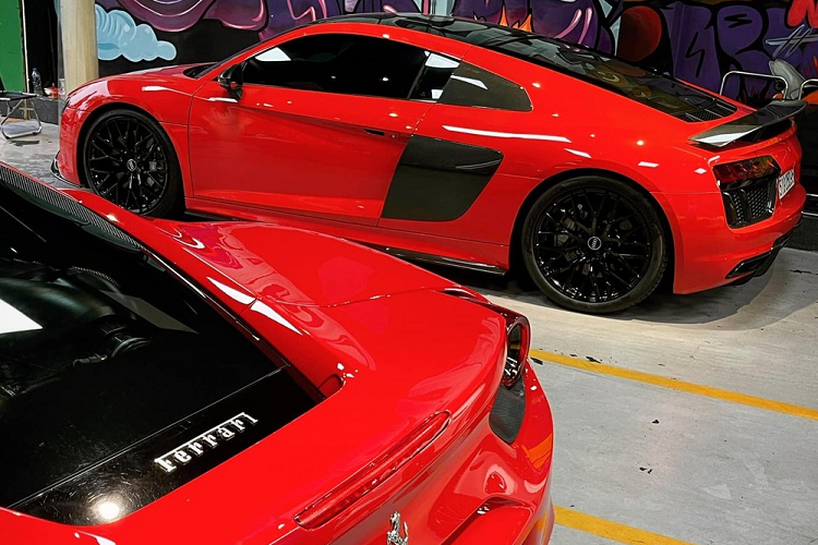 Nội thất chiếc Ferrari 488 GTB này có màu đỏ, tông xuyệt tông ngoại thất