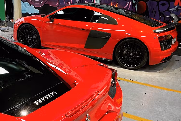 Nội thất chiếc Ferrari 488 GTB này có màu đỏ, tông xuyệt tông ngoại thất