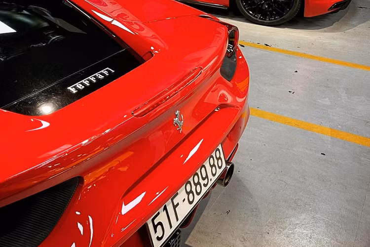 Động cơ kết hợp cùng hộp số ly hợp kép 7 tốc độ, nhờ đó, Ferrari 488 GTB chỉ mất khoảng thời gian 3 giây để tăng tốc từ vị trí xuất phát lên 100 km/h trước khi đạt vận tốc tối đa 330 km/h.