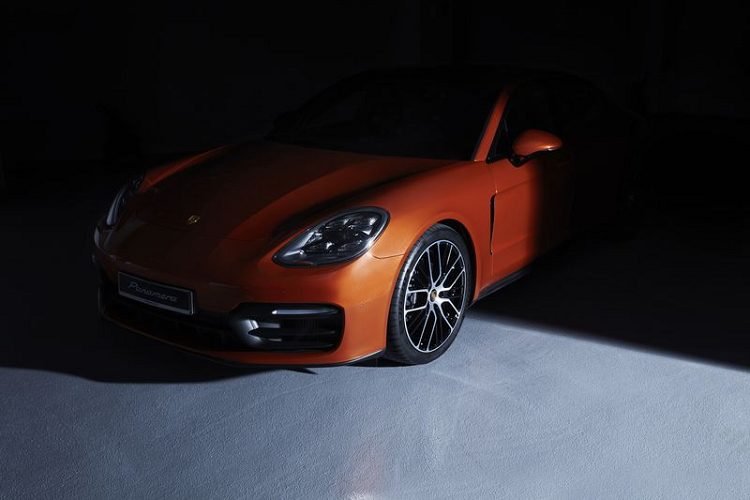 Trong khi đó, động cơ tăng áp kép V8 trên Panamera GTS cũng được tối ưu hóa để cho ra công suất 473 mã lực và mô-men xoắn 620 Nm, tăng 20 mã lực so với phiên bản tiền nhiệm. Công suất liên tục tăng dần cho đến gần giới hạn vòng tua máy. Nhờ vậy, công suất sản sinh của Panamera GTS tương đương với một chiếc xe thể thao thực thụ trang bị động cơ hút khí tự nhiên. Âm thanh đặc trưng của động cơ V8 thậm chí còn phấn khích hơn nhờ hệ thống ống xả thể thao mới được trang bị tiêu chuẩn kết hợp với bộ tiêu âm có cấu tạo bất đối xứng ở phía sau.