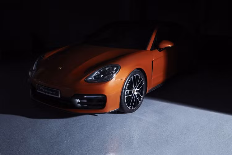 Trong khi đó, động cơ tăng áp kép V8 trên Panamera GTS cũng được tối ưu hóa để cho ra công suất 473 mã lực và mô-men xoắn 620 Nm, tăng 20 mã lực so với phiên bản tiền nhiệm. Công suất liên tục tăng dần cho đến gần giới hạn vòng tua máy. Nhờ vậy, công suất sản sinh của Panamera GTS tương đương với một chiếc xe thể thao thực thụ trang bị động cơ hút khí tự nhiên. Âm thanh đặc trưng của động cơ V8 thậm chí còn phấn khích hơn nhờ hệ thống ống xả thể thao mới được trang bị tiêu chuẩn kết hợp với bộ tiêu âm có cấu tạo bất đối xứng ở phía sau.