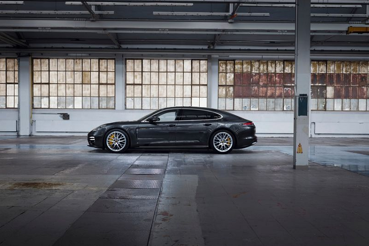 Dòng xe Porsche Panamera phiên bản nâng cấp được trang bị hàng loạt công nghệ đèn và hệ thống hỗ trợ, bao gồm hệ thống Hỗ Trợ Chống Lệch Làn có tính năng nhận diện biển báo giao thông được trang bị tiêu chuẩn, hệ thống Hỗ trợ Tầm Nhìn Ban Đêm, hệ thống Hỗ Trợ Chuyển Làn, cụm đèn trước LED Ma Trận bao gồm hệ thống Đèn Năng Động Cao Cấp của Porsche (PDLS Plus), Hỗ Trợ Đỗ Xe bao gồm Chế độ Nhìn Toàn Cảnh và chức năng hiển thị thông tin trên kính lái.