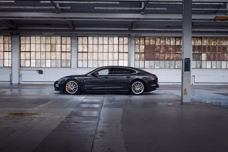 Dòng xe Porsche Panamera phiên bản nâng cấp được trang bị hàng loạt công nghệ đèn và hệ thống hỗ trợ, bao gồm hệ thống Hỗ Trợ Chống Lệch Làn có tính năng nhận diện biển báo giao thông được trang bị tiêu chuẩn, hệ thống Hỗ trợ Tầm Nhìn Ban Đêm, hệ thống Hỗ Trợ Chuyển Làn, cụm đèn trước LED Ma Trận bao gồm hệ thống Đèn Năng Động Cao Cấp của Porsche (PDLS Plus), Hỗ Trợ Đỗ Xe bao gồm Chế độ Nhìn Toàn Cảnh và chức năng hiển thị thông tin trên kính lái.