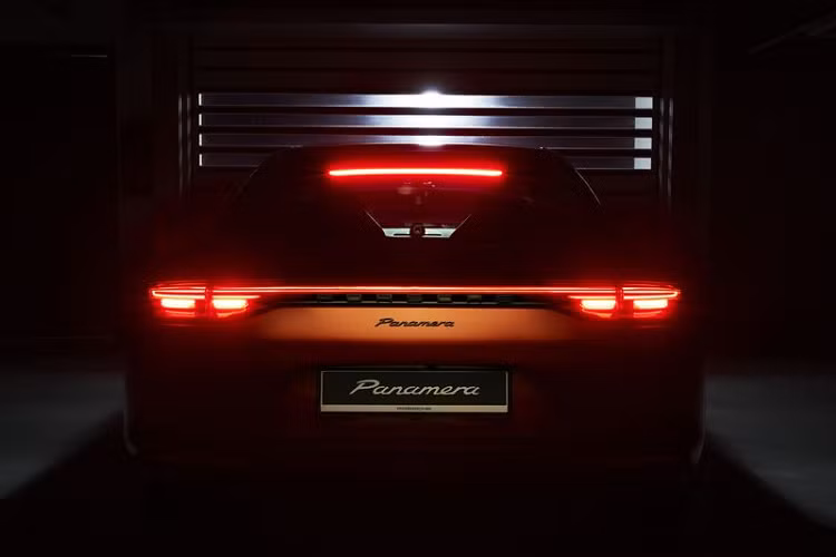 Một số hệ thống được tái thiết kế như; Treo Chủ động của Porsche (PASM) cải tiến giúp nâng cao đáng kể sự êm ái, hệ thống cân bằng chống lật điện tử thuộc (PDCC Sport) giúp tăng cường độ ổn định của thân xe. Nhiều trang thiết bị mới cho hệ thống lái và bánh xe cũng được trang bị thêm cho dòng xe. Các phiên bản Panamera nâng cấp - bao gồm biến thể Sport Turismo và Executive, tùy vào hệ dẫn động - nay được trang bị sẵn gói Sport Design từ nhà máy mà trước đây vốn là tùy chọn.