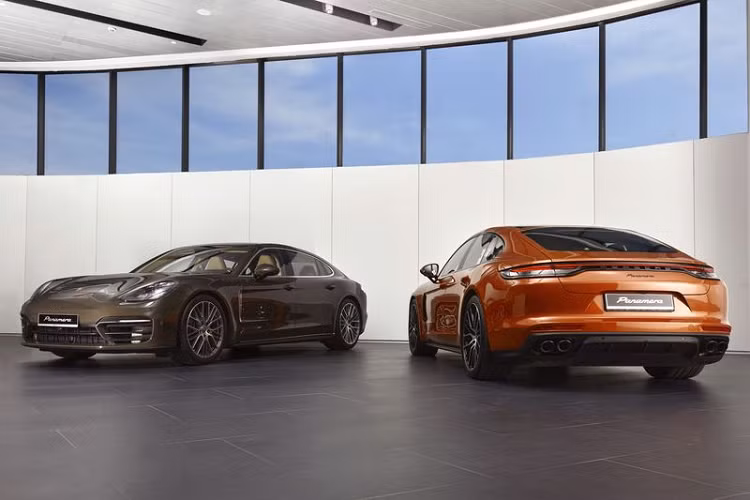 Giá xe Porsche Panamera 2022 tại Việt Nam được bán ra chính hãng từ 5,3 - 11,7 tỷ đồng. Động cơ của phiên bản Panamera 4 và 5 đều sản sinh công suất 325 mã lực và mô-men xoắn đạt 450 Nm, hiệu suất không thay đổi. Hệ thống khung gầm và hệ thống điều khiển trên tất cả các phiên bản của dòng xe Panamera đã được nâng cấp để vừa đáp ứng cung cấp tính thể thao, vừa mang lại sự tiện nghi.
