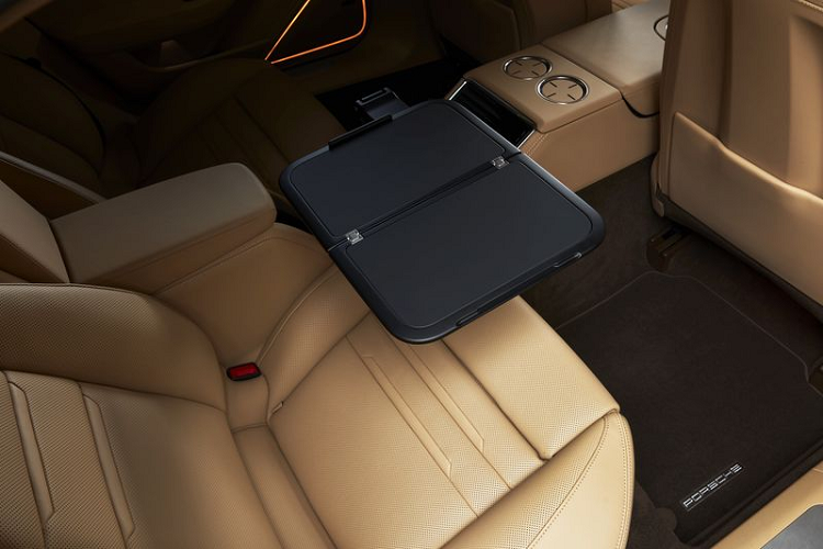 Phần đầu xe được nhấn mạnh bởi mặt lưới hốc hút gió ấn tượng, khe làm mát hai bên rộng hơn và đèn nhận diện dạng thanh đơn. Đối với phiên bản Panamera Turbo S, phần đầu xe mang nhận diện mới nhờ hốc hút gió lớn hơn kết nối theo phương ngang với các chi tiết thiết kế cùng màu ngoại thất làm nổi bật chiều rộng thân xe. Các mô-đun đèn tại cụm đèn chiếu sáng phía trước của phiên bản Turbo được thiết kế tách xa nhau hơn.