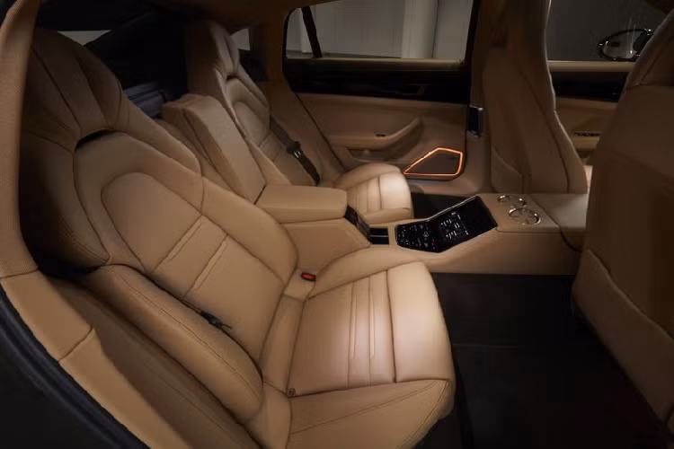 Porsche Panamera Turbo S bản nâng cấp đã chứng minh khả năng vận hành ấn tượng trên đường đua Nürburgring Nordschleife huyền thoại, tay đua Lars Kern đã hoàn thành vòng đua dài 20,832 km khắc nghiệt nhất thế giới trong 7 phút 29 giây 81 – thiết lập kỷ lục mới trong phân khúc xe saloon sang trọng.