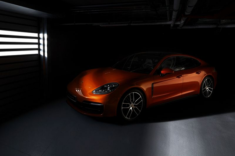 Nhằm kiểm soát công suất mạnh mẽ cũng như hiệu suất chính xác tại từng góc cua, hệ thống treo khí nén ba buồng, Hệ thống Treo Chủ Động của Porsche (PASM) và Hệ thống Kiểm Soát Khung Gầm Chủ Động của Porsche, hệ thống Điều Phối Lực Kéo Vector Cao Cấp của Porsche (PTV Plus) đã được tinh chỉnh và tối ưu hóa để phù hợp với từng phiên bản.