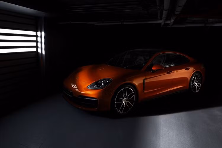 Nhằm kiểm soát công suất mạnh mẽ cũng như hiệu suất chính xác tại từng góc cua, hệ thống treo khí nén ba buồng, Hệ thống Treo Chủ Động của Porsche (PASM) và Hệ thống Kiểm Soát Khung Gầm Chủ Động của Porsche, hệ thống Điều Phối Lực Kéo Vector Cao Cấp của Porsche (PTV Plus) đã được tinh chỉnh và tối ưu hóa để phù hợp với từng phiên bản.