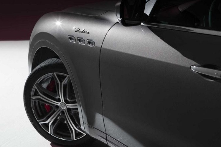 Đối với các bản Modena, hãng xe sang cho rằng những khách hàng của Modena là những người đang tìm kiếm sự cân bằng giữa cảm giác sang trọng và tính năng động, thú vị khi lái xe. Biến thể Modena của Ghibli, Levante và Quattroporte đều đi kèm mâm hợp kim 20 inch và cấu hình nội thất thể thao.