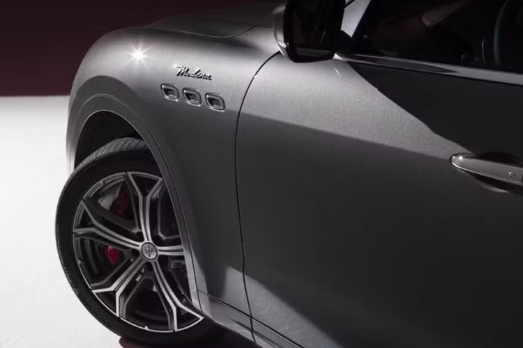 Đối với các bản Modena, hãng xe sang cho rằng những khách hàng của Modena là những người đang tìm kiếm sự cân bằng giữa cảm giác sang trọng và tính năng động, thú vị khi lái xe. Biến thể Modena của Ghibli, Levante và Quattroporte đều đi kèm mâm hợp kim 20 inch và cấu hình nội thất thể thao.