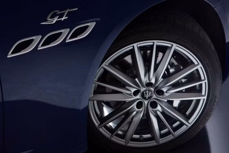 Theo Maserati chia sẻ, cấp độ GT thể hiện tinh thần đô thị, tối giản và đương đại của thương hiệu Ý, thông qua các chi tiết mạ crôm. Maserati Ghibli GT và Levante GT mới sẽ có tùy chọn mâm xe 18 inch, trong khi Quattroporte GT sở hữu la-zăng 19 inch thể thao hơn.
