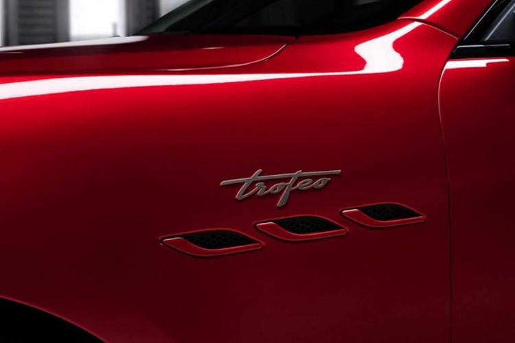 Điều này được thể hiện ở các điểm nhấn bằng sợi carbon trên thân xe, la-zăng hợp kim 21 inch, kẹp phanh màu đỏ và ghế thể thao bọc da tự nhiên "Pieno Fiore".