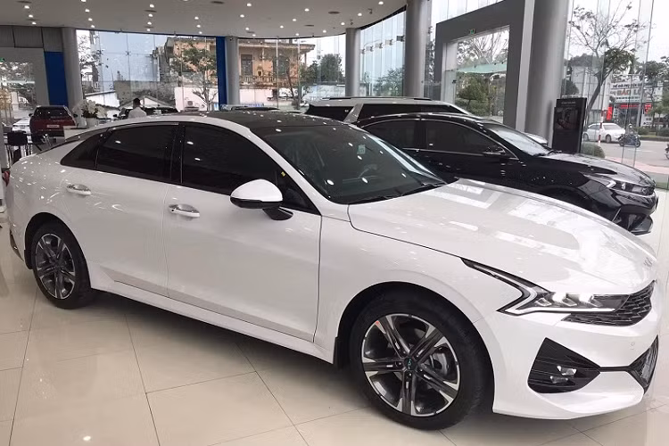 “Trái tim” của Kia K5 GT-Line 2022 là khối động cơ Theta-III 2.5 GDi sản sinh công suất tối đa 191 mã lực và momen xoắn cực đại 246 Nm. Đi kèm là hộp số tự động 8 cấp và hệ dẫn động cầu trước. Đây là phiên bản thể thao Kia K5 GT-Line thế hệ mới với đầy đủ trang bị tùy chọn, hiện đang được chào bán với mức giá 1,029 tỷ đồng.