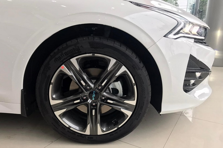 Một số tính năng trang bị nổi bật khác trên Kia K5 GT-Line 2022 bao gồm màn hình trung tâm 10,25 inch tương thích Apple CarPlay/Android Auto, hệ thống âm thanh Bose 12 loa, phanh tay điện tử, điều hòa tự động 2 vùng độc lập, cửa sổ trời toàn cảnh, đế sạc không dây, rèm che nắng,...