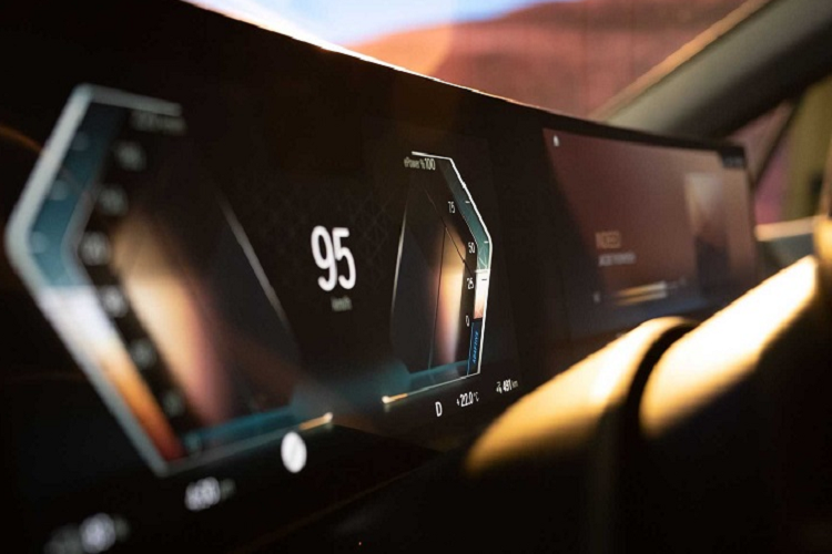 Quay trở lại tháng 1 vừa qua, hãng xe Đức đã từng hé lộ về hệ thống thông tin giải trí BMW iDrive thế hệ thứ 8 của mình tại CES, gây chú ý với màn hình kép dạng cong trải dài ở trung tâm bảng táp-lô và núm điều khiển iDrive Controller thiết kế thanh lịch. Tuy nhiên, tại thời điểm đó, BMW không cho biết chi tiết khả năng hoạt động cùng chức năng của hệ thống thông tin giải trí iDrive mới này.