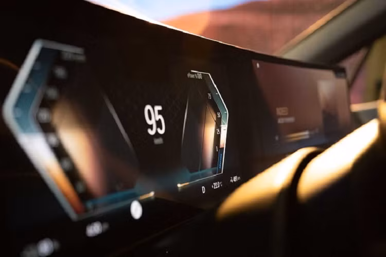 Quay trở lại tháng 1 vừa qua, hãng xe Đức đã từng hé lộ về hệ thống thông tin giải trí BMW iDrive thế hệ thứ 8 của mình tại CES, gây chú ý với màn hình kép dạng cong trải dài ở trung tâm bảng táp-lô và núm điều khiển iDrive Controller thiết kế thanh lịch. Tuy nhiên, tại thời điểm đó, BMW không cho biết chi tiết khả năng hoạt động cùng chức năng của hệ thống thông tin giải trí iDrive mới này.