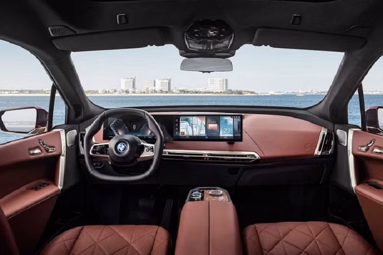 Phần mềm và trải nghiệm tổng thể của người dùng trên xe hơi đang dần trở nên quan trọng hơn đối với khách hàng trong thời đại công nghệ hiện nay. Hệ thống thông tin giải trí mới iDrive 8 của BMW đang hé lộ một tương lai thú vị hơn trên những chiếc xe hơi thế hệ mới.