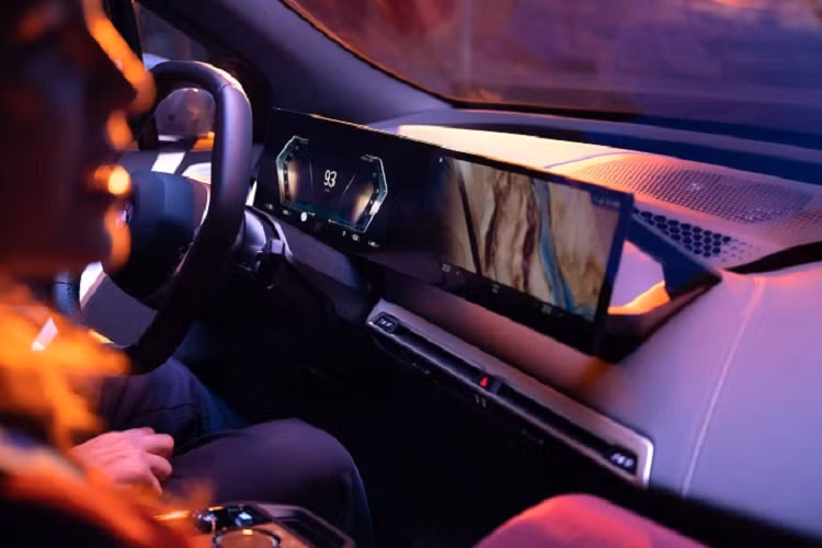 Chức năng chính của iDrive 8 trên BMW được phát triển tập trung vào các tương tác giữa người lái với chiếc xe bằng giọng nói và khẩu lệnh. Trong khi đó, BMW vẫn sẽ giữ lại một số nút bấm điều khiển vật lý cho các chức năng thường xuyên được sử dụng. Trợ lý ảo thông minh BMW Intelligent Personal Assistant được tối ưu với chức năng mới cùng hình thức trực quan giúp truyền đạt thông tin một cách chính xác tới người lái.