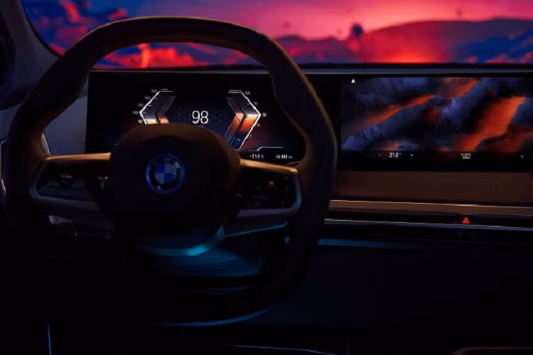 Trong ngày 15/3 vừa qua, BMW đã chính thức giới thiệu iDrive 8 - phiên bản mới nhất của hệ thống kết nối, mô tả chi tiết một loạt các chức năng đầy tham vọng sẽ giúp dòng sản phẩm của BMW trở nên nổi bật hơn so với các đối thủ cạnh tranh trong tương lai không xa.