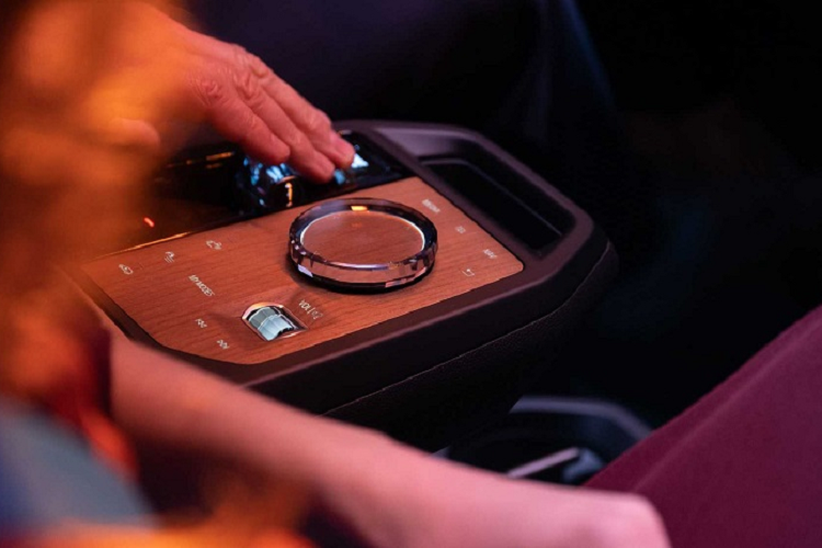 BMW cũng đồng thời tùy chỉnh lại trải nghiệm lái xe nhờ vào BMW ID - thế hệ tiếp theo của BMW ConnectedDrive. Hãng xe Đức cho biết, iDrive 8 sẽ ghi nhận và điều chỉnh theo thói quen, sở thích của người lái. Ngoài ra, BMW ID còn được cập nhật với ứng dụng kết nối trên điện thoại thông minh My BMW App - thế hệ tiếp theo của BMW Connected App.