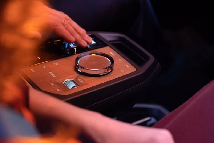 BMW cũng đồng thời tùy chỉnh lại trải nghiệm lái xe nhờ vào BMW ID - thế hệ tiếp theo của BMW ConnectedDrive. Hãng xe Đức cho biết, iDrive 8 sẽ ghi nhận và điều chỉnh theo thói quen, sở thích của người lái. Ngoài ra, BMW ID còn được cập nhật với ứng dụng kết nối trên điện thoại thông minh My BMW App - thế hệ tiếp theo của BMW Connected App.