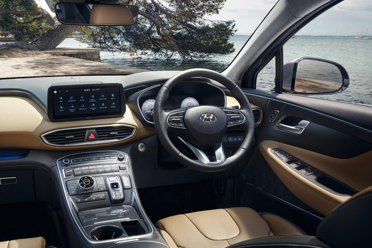 Bảng taplo của SantaFe 2021 vẫn mang lối thiết kế quen thuộc từ Hyundai với tạo hình đối xứng, các đường nét uyển chuyển và sử dụng các vật liệu cho cảm giác cao cấp như da, viền kim loại. Các tính năng đáng chú ý có thể kể đến bảng đồng hồ tốc độ kỹ thuật số 12,3 inch, vô-lăng bọc da tích hợp lẫy chuyển số hay cụm cần số điện tử dạng nút bấm.