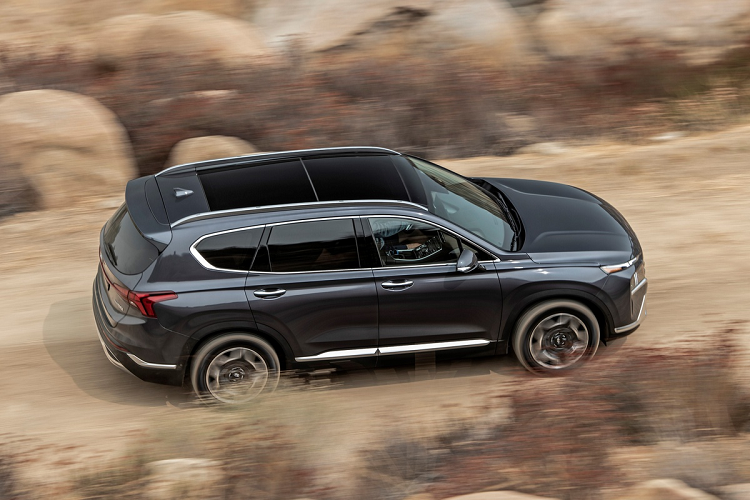 Điểm khác biệt chính của mẫu xe SUV Hyundai SantaFe 2021 tại Indonesia so với các thị trường lớn như Mỹ hay châu Âu là chưa được nâng cấp động cơ Smartstream mới cũng như tùy chọn cấu hình Hybrid. Còn lại, thiết kế nội/ngoại được giữ nguyên. Chiếc SUV vẫn có dáng vẻ to lớn và hầm hố, tương tự các đối thủ như Kia Sorento, Mitsubishi Outlander hay Honda CR-V.