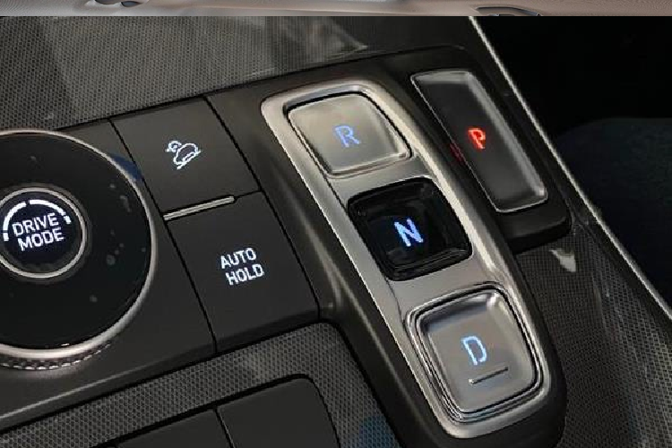 Trên phiên bản Signature cao cấp nhất, Hyundai SantaFe có các công nghệ an toàn chủ động như cảnh báo va chạm phía trước, cảnh báo điểm mù, hỗ trợ giữ làn, cảnh báo lệch làn, cảnh báo phương tiện cắt ngang phía sau, cảnh báo người lái mất tập trung... Tuy nhiên, xe chưa có kiểm soát hành trình thích ứng.