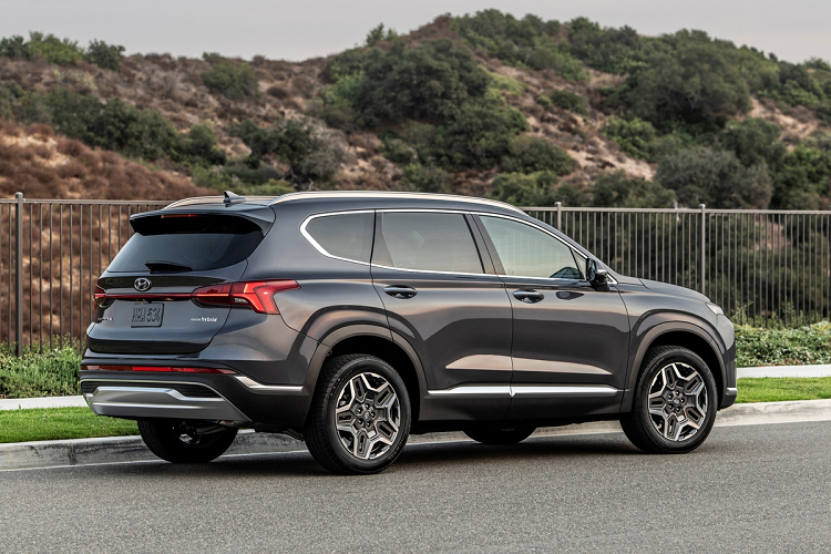 Tại Indonesia, giá xe Hyundai SantaFe 2021 có mức đề xuất từ 569 triệu đến 729 triệu rupiah, tương đương 38.800-49.700 USD (khoảng 891 - 1,14 tỷ đồng). Indonesia là thị trường đầu tiên Santa Fe mới được trình làng. Dự kiến, chiếc SUV 7 chỗ của Hyundai sẽ sớm được ra mắt tại Việt Nam trong vài tháng tới, các model Santa Fe trước nâng cấp đang được các đại lý giảm giá và dọn kho.