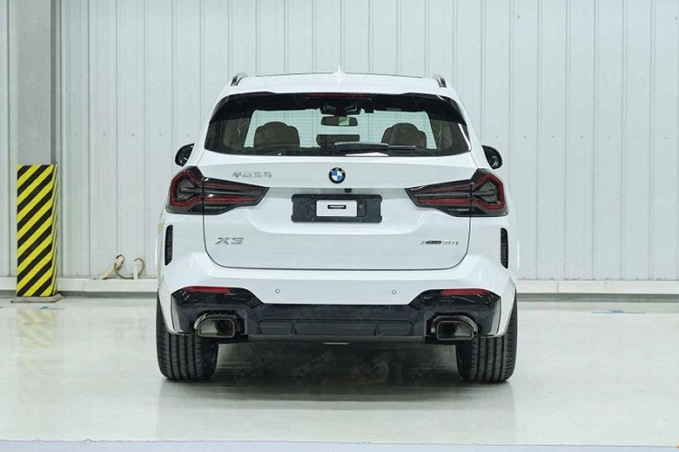 Dựa trên những hình ảnh rò rỉ, mẫu xe SUV BMW X3 2022 sẽ có sự khác biệt khá rõ nét giữa phiên bản thông thường và bản M-Sport. Cụ thể, cả 2 phiên bản đều sở hữu diện mạo hoàn toàn mới với bộ lưới tản nhiệt "quả thận" to hơn, cụm đèn chiếu sáng trước/sau tinh chỉnh đẹp và hiện đại...