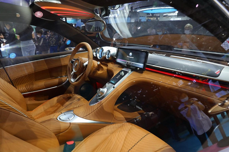 Nội thất của Ora Lightning Cat được trưng bày ở Triển lãm Ô tô Thượng Hải có mang lớp bọc màu cam tươi trên ghế, mặt táp lô, vô lăng, và cả ốp cửa.