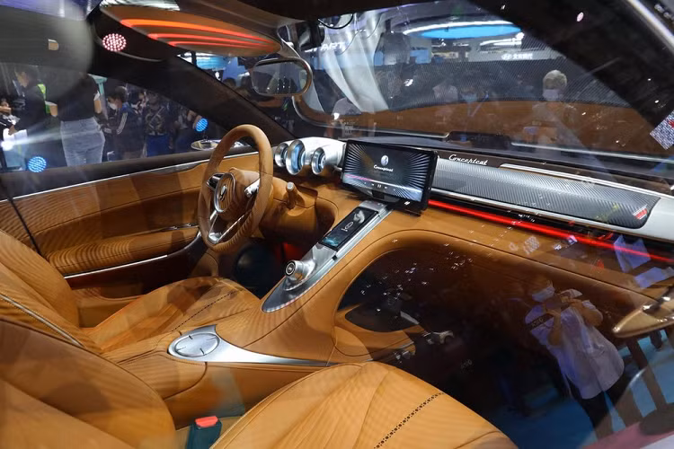 Nội thất của Ora Lightning Cat được trưng bày ở Triển lãm Ô tô Thượng Hải có mang lớp bọc màu cam tươi trên ghế, mặt táp lô, vô lăng, và cả ốp cửa.