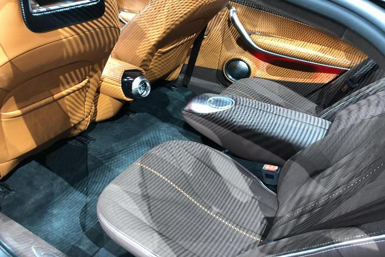 Trong khi phần đầu xe trông giống một chiếc 911, phần nóc của Lightning Cat lại có sự khác biệt và uốn cong nhẹ nhàng về phía sau từ kính chắn gió. Mẫu concept mới này cũng có được lắp một cánh gió phía sau chủ động, đồng thời cửa và đèn hậu một lần nữa lại lấy cảm hứng từ Porsche.