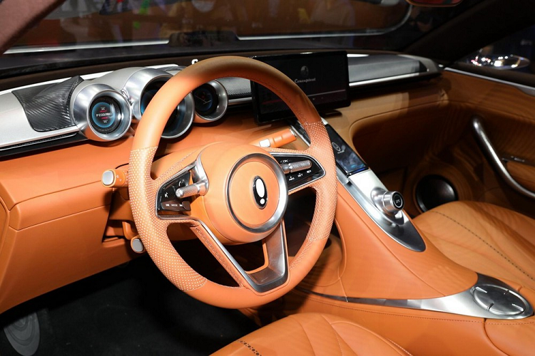 Ora Lightning Cat giá rẻ có một bộ đèn pha hình bầu dục đơn giản, và cũng giống những mẫu xe điện khác của Ora, không hề có lưới tản nhiệt phía trước. Nhà sản xuất cũng trang bị cho nó một bộ la-zăng độc đáo với các chấu uốn cong hoàn thiện trong màu bạc. Một yếu tố khiến chiếc xe nổi bật hơn nữa là lớp sơn hai tông màu kết hợp màu sơn xám mờ với điểm nhấn màu đồng trên cửa và vòm bánh trước.