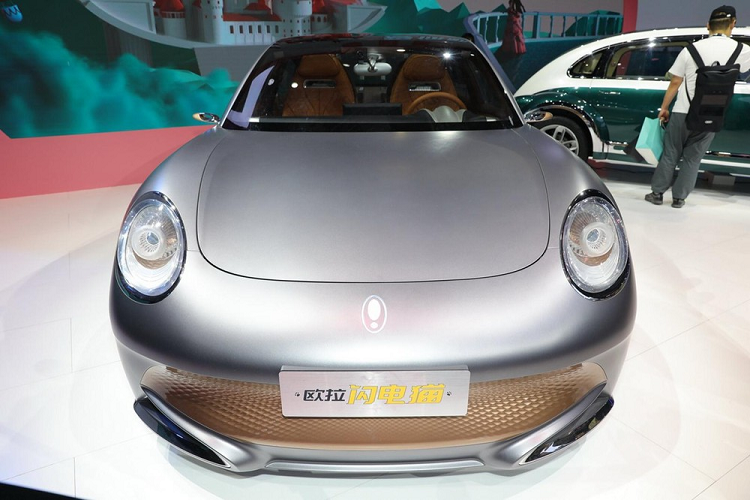 Nhà sản xuất còn cho biết rằng phiên bản sản xuất cuối cùng sẽ có khả năng gia tốc 0-100 km/h trong chỉ 3,5 giây, song chưa công bố kế hoạch khi nào thì đưa vào sản xuất và bán ra thị trường. Mức giá xe Ora Lightning Cat bản thương mại chưa được công bố chính thức, nhưng sẽ khá "mềm".