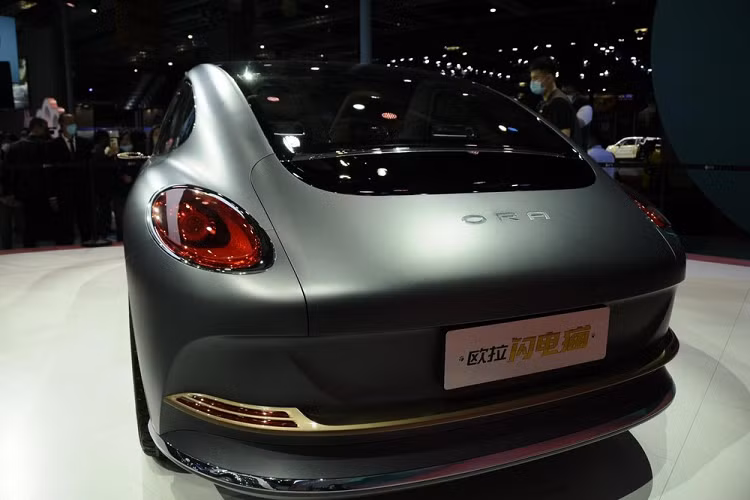 Bên cạnh đó, cabin còn có sự hiện diện của một vô lăng 3 chấu kiểu thể thao, một hệ thống thông tin giải trí màn ảnh rộng, một màn hình cảm ứng thứ hai trên cụm điều khiển trung tâm ngay phía dưới, và những đồng hồ kỹ thuật số.