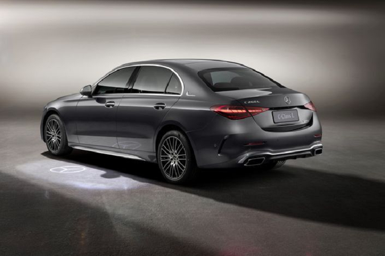 Dù dùng động cơ nào thì C-Class L 2021 cũng đi kèm với hộp số tự động chín cấp theo tiêu chuẩn, nhưng hệ dẫn động 4 bánh toàn thời gian 4Matic sẽ là trang bị bản cao.