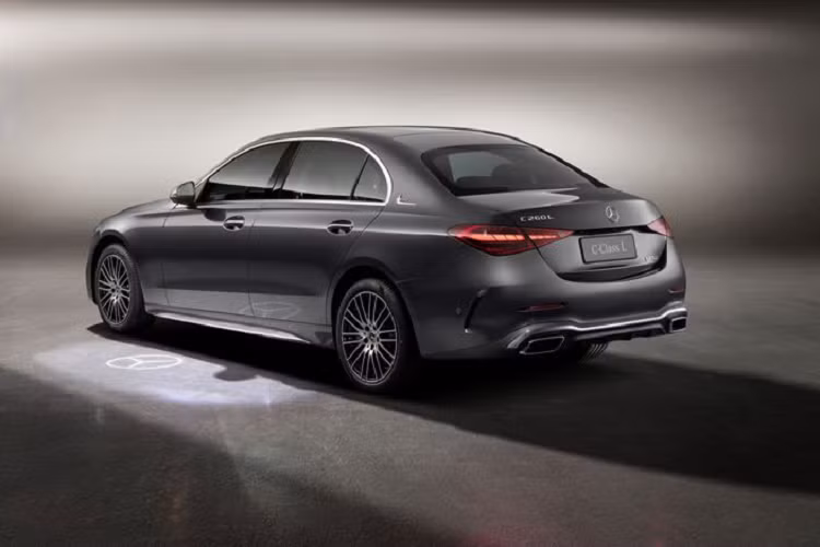 Dù dùng động cơ nào thì C-Class L 2021 cũng đi kèm với hộp số tự động chín cấp theo tiêu chuẩn, nhưng hệ dẫn động 4 bánh toàn thời gian 4Matic sẽ là trang bị bản cao.