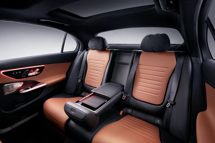 Đó là chưa kể đến việc Mercedes-Benz đã cải thiện khả năng cách âm cho cabin xe, và lắp đặt hệ thống treo nâng cấp dành riêng cho thị trường Trung Quốc, giúp C-Class L luôn có được những chuyến đi êm ái và thư giãn.