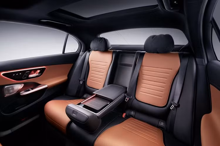 Đó là chưa kể đến việc Mercedes-Benz đã cải thiện khả năng cách âm cho cabin xe, và lắp đặt hệ thống treo nâng cấp dành riêng cho thị trường Trung Quốc, giúp C-Class L luôn có được những chuyến đi êm ái và thư giãn.