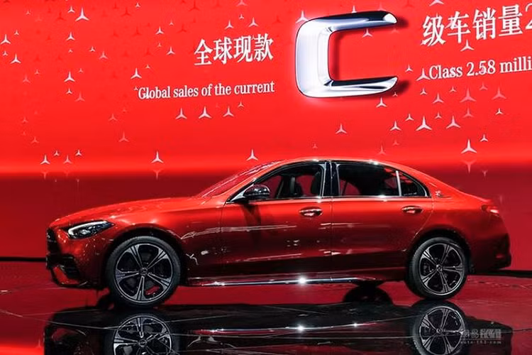 Mercedes-Benz không tiết lộ kích thước chính xác của C-Class L 2021 nhưng truyền thông Trung Quốc cho rằng C-Class L dài 4.882 mm, rộng 1.820 mm, cao 1.461 mm, và chiều dài cơ sở 2.954 mm, nhỉnh hơn 89 mm so với C-Class tiêu chuẩn và tăng 34 mm so với C-Class L đời cũ.