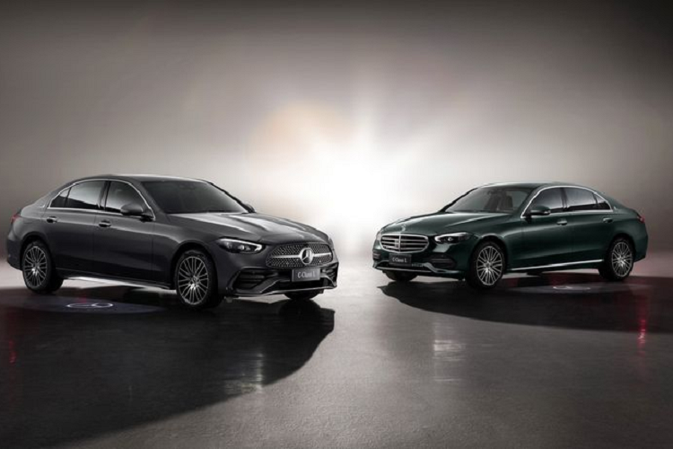 Được ví như "tiểu Maybach" tại thị trường Trung Quốc, Mercedes-Benz C-Class L 2021 mới không chỉ sở hữu chiều dài cơ sở gia tăng mà ngoại thất xe cũng được tinh chỉnh, với lưới tản nhiệt thiết kế mới và có logo ngôi sao ba bánh trên mui xe.