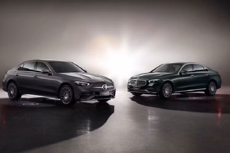 Được ví như "tiểu Maybach" tại thị trường Trung Quốc, Mercedes-Benz C-Class L 2021 mới không chỉ sở hữu chiều dài cơ sở gia tăng mà ngoại thất xe cũng được tinh chỉnh, với lưới tản nhiệt thiết kế mới và có logo ngôi sao ba bánh trên mui xe.