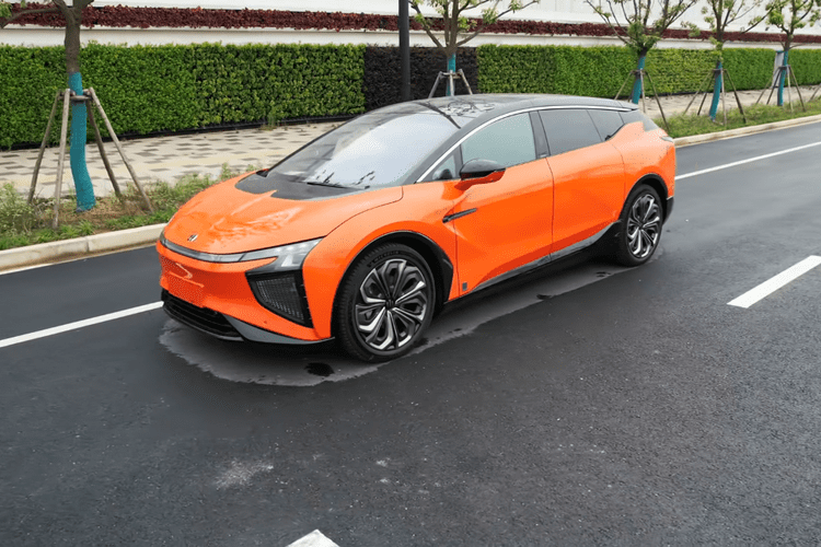 HiPhi X là mẫu xe đầu bảng của Human Horizons, một công ty khởi nghiệp xe điện Trung Quốc thành lập năm 2017, và nó có phong cách hơi giống với Tesla Model X. Trong những năm gần đây, các công ty khởi nghiệp xe điện đang nỗ lực thúc đẩy giới hạn trên cả khía cạnh thiết kế lẫn tính năng của một chiếc ôtô, nhưng trong trường hợp của Human Horizons HiPhi X chạy điện, dường như nhà sản xuất đã làm hơi quá.