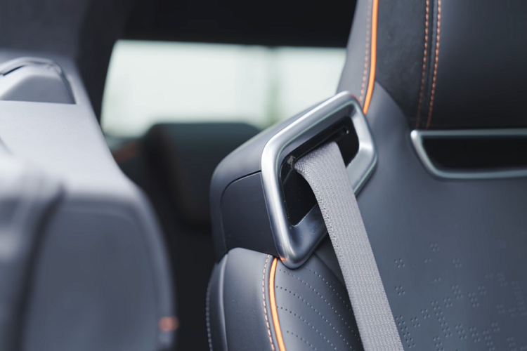 Dù có thông số kỹ thuật khá ấn tượng, nhưng HiPhi X dường như lại được trang bị nhiều công nghệ và tiện nghi đến mức phức tạp, gây rối cho người dùng.