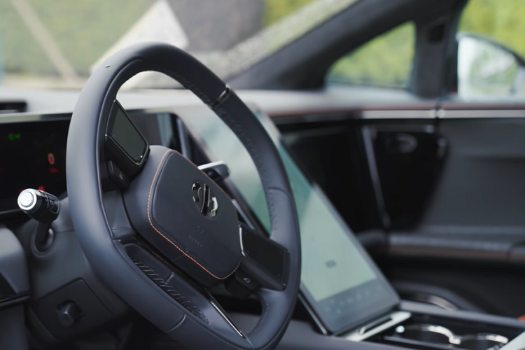 Ví dụ, nó không hề có tay nắm cửa và người dùng chỉ có thể mở cửa thông qua nút bấm trên chìa khóa thông minh. Một số tính năng còn tỏ ra khá khó dùng trong lần đầu tiên.