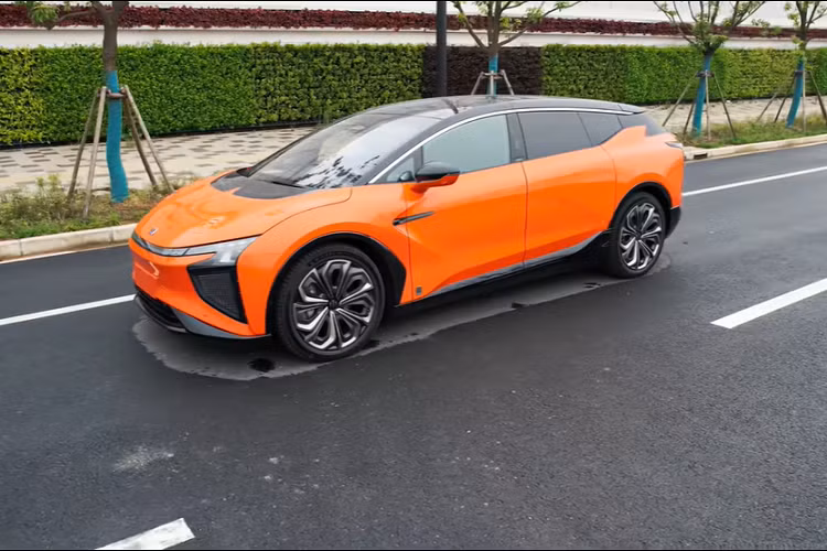 Ở những khía cạnh tích cực khác, người trải nghiệm cũng nhận định rằng nội thất xe rất thoải mái và yên tĩnh trong khi di chuyển. Bên cạnh đó, hệ thống dẫn động cầu sau cũng giúp tối thiểu hóa vòng quay vô lăng.